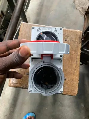 32a 5pin Three Phase Wall Mounted Switch Socket