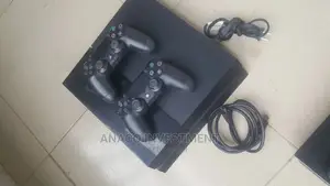 Playstation 4 With Pad 10 Games Installed