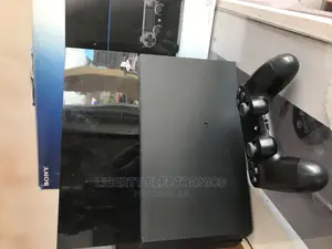 Very Clean Regular Ps4 + 1 Pad and 5 Games