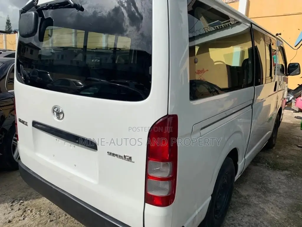 Toyota HiAce 2011 White