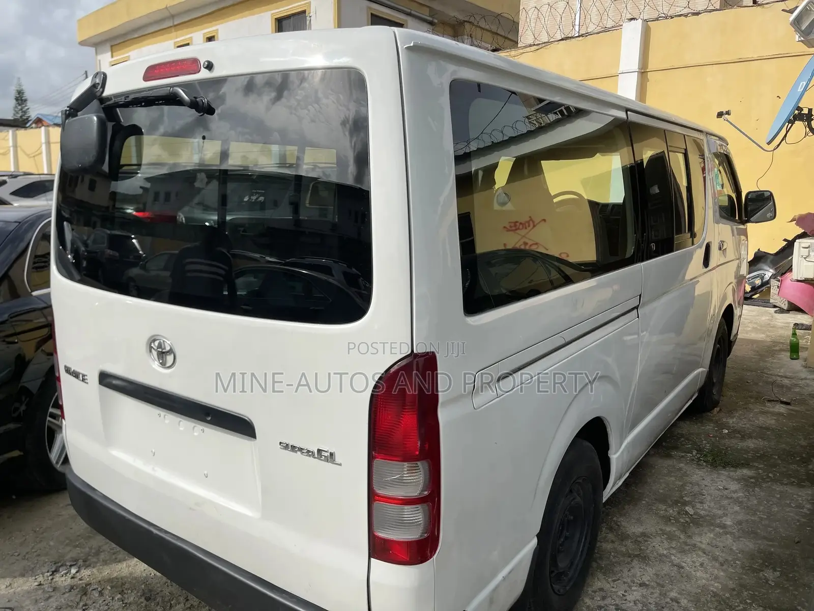 Toyota HiAce 2011 White
