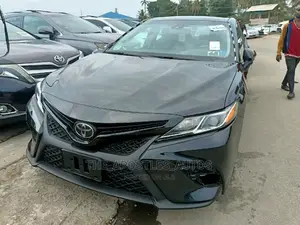Toyota Camry SE FWD (2.5L 4cyl 8AM) 2018 Black