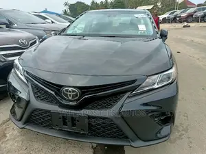 Toyota Camry SE FWD (2.5L 4cyl 8AM) 2018 Black