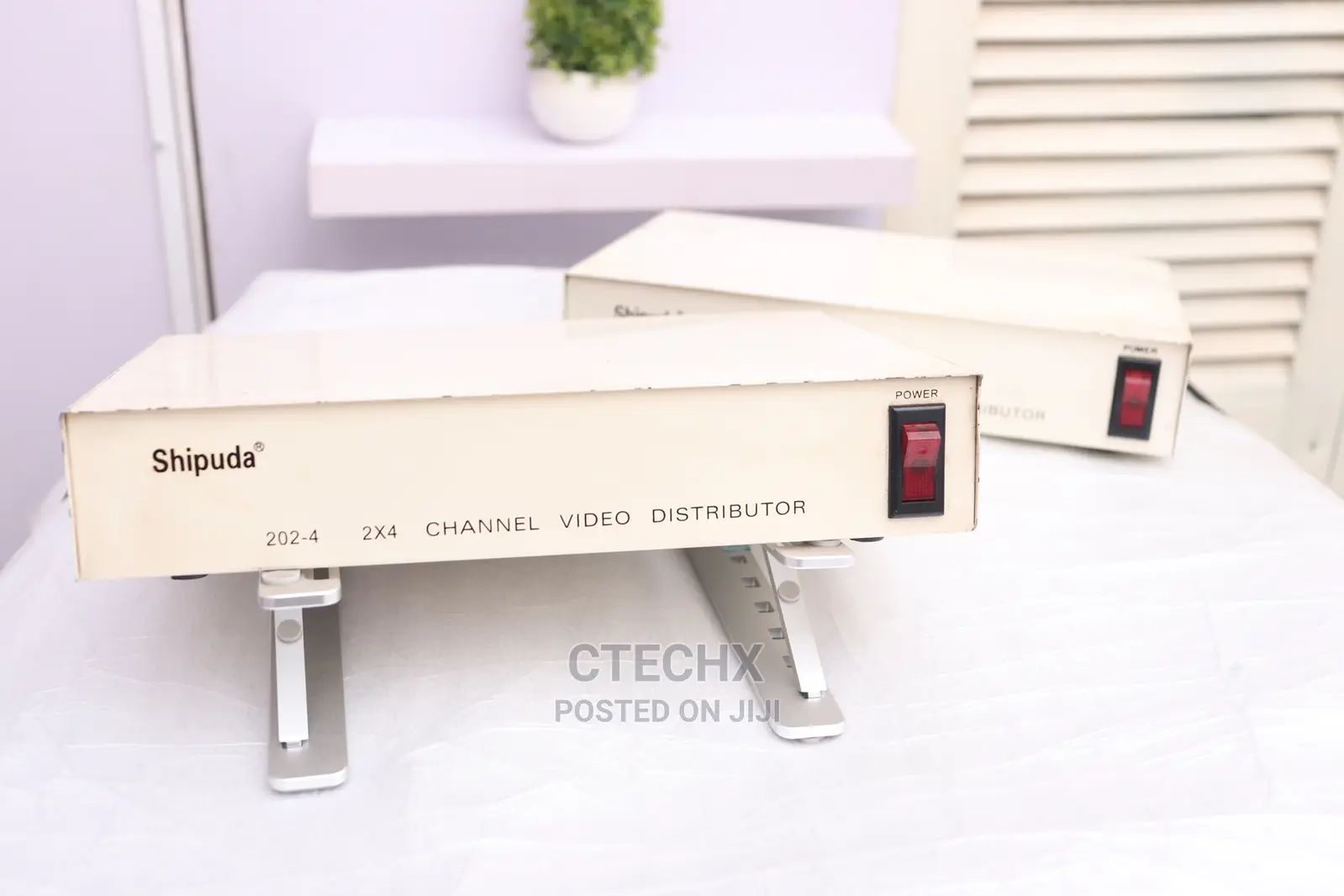 2x4 Channel Video Distributor
