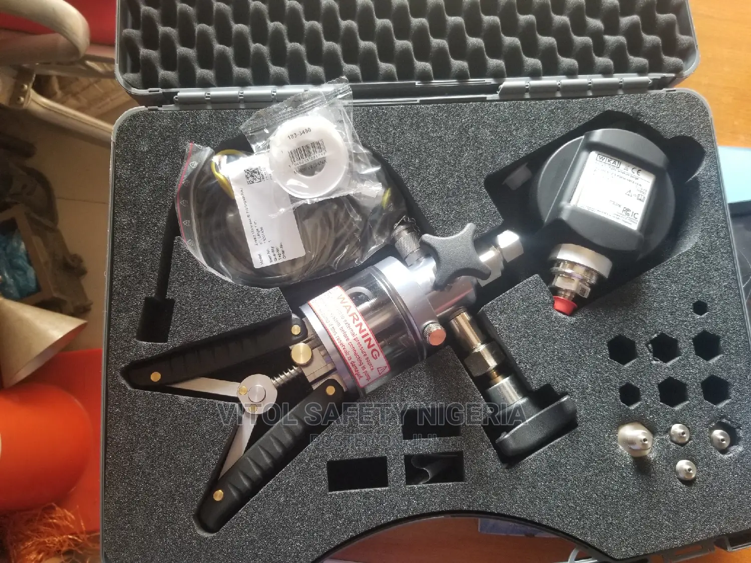 Pressure Calibrator With Pump