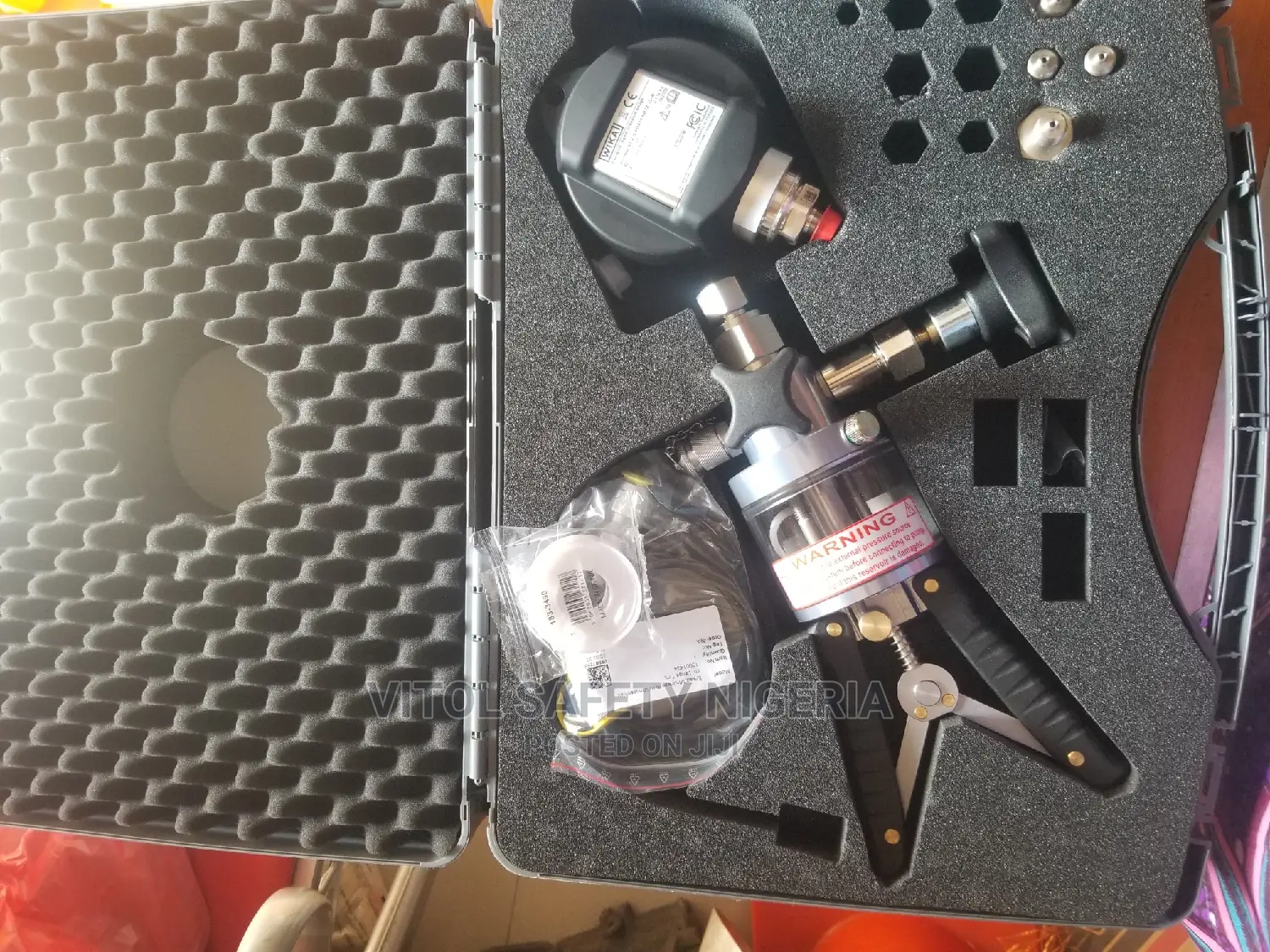 Pressure Calibrator With Pump