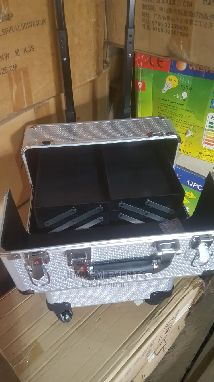 Make Up Box Big and Hand Pulling.