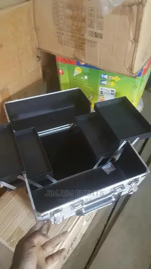 Make Up Box Big and Hand Pulling.