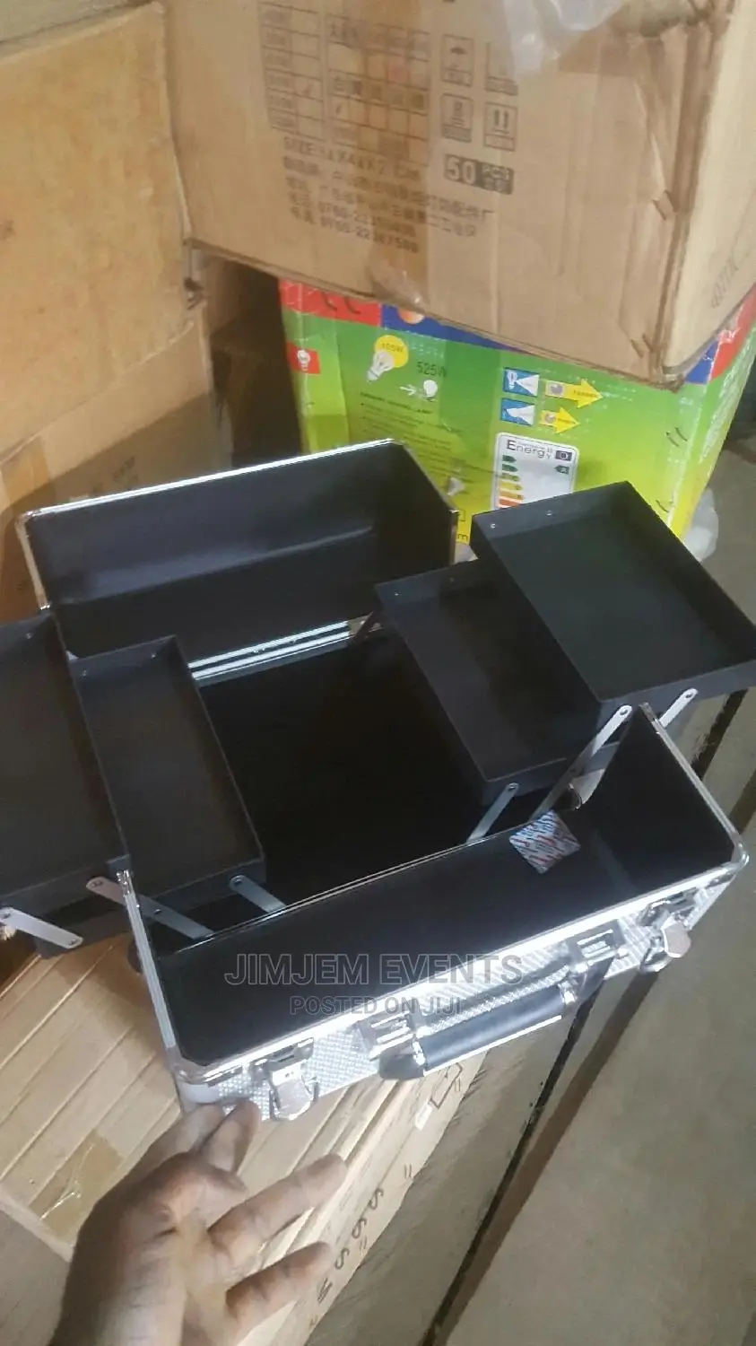 Make Up Box Big and Hand Pulling.