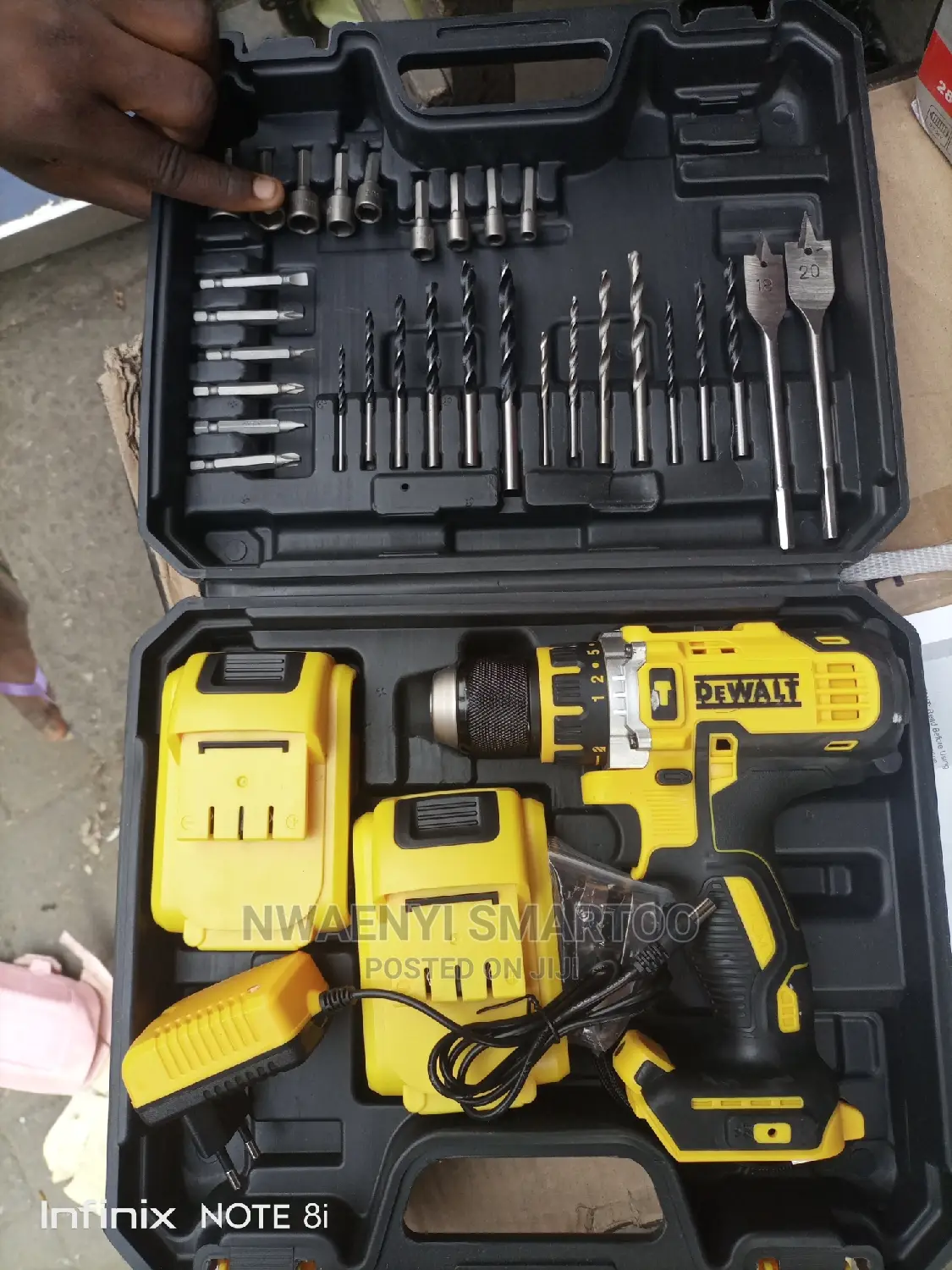 Dewalt Hand Battery Drill With Two Battery