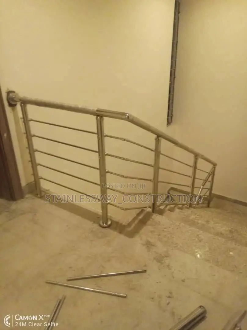 Horizontal Stainless Handrail Staircase Support