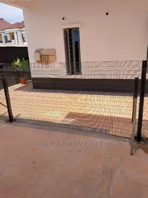 Anti-Finger Panel Mesh: Contemporary Fence Partitions.