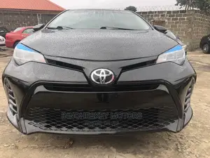 Toyota Corolla SE (1.8L 4cyl 6M) 2018 Black