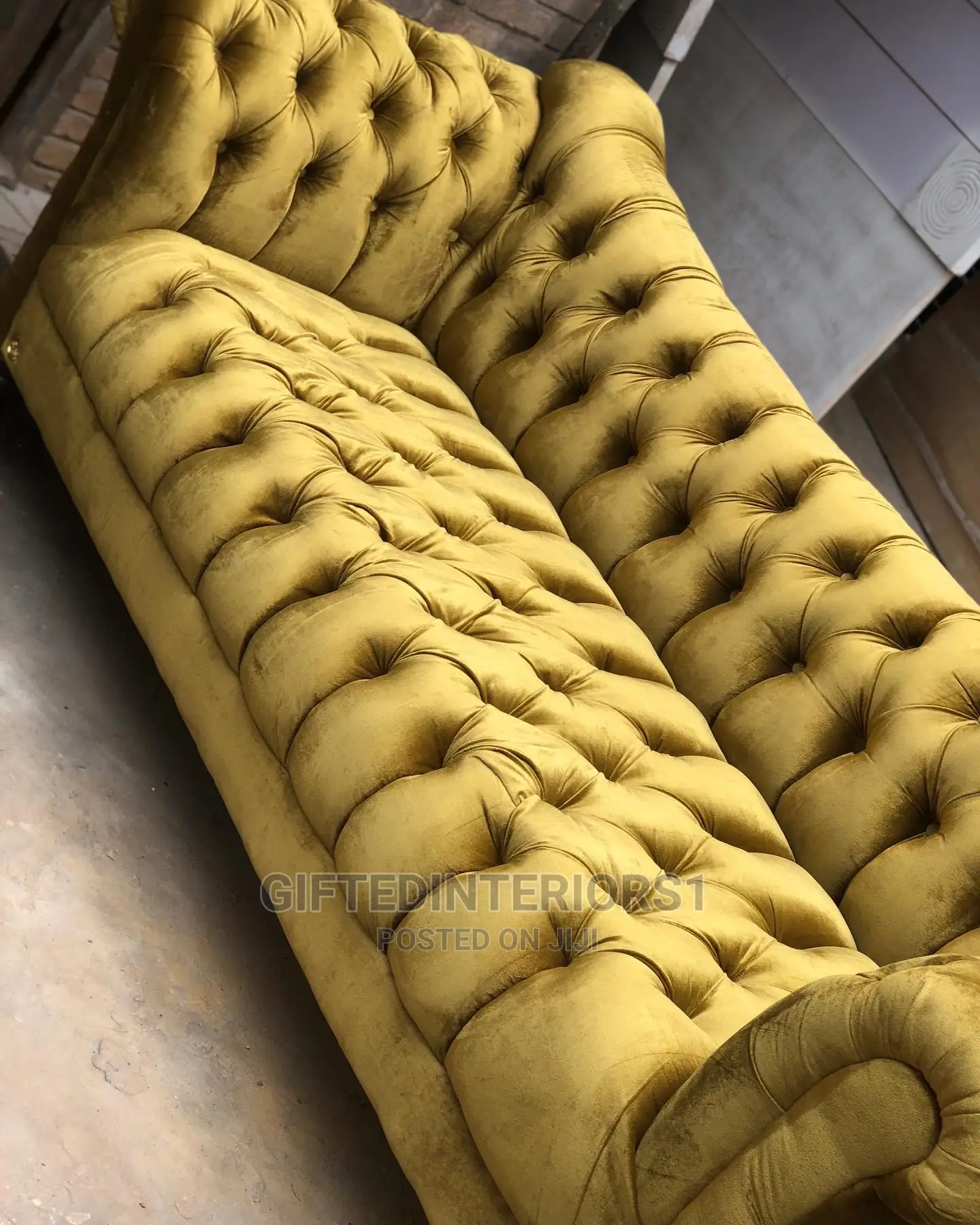 Big 3seaters Tufted Back Curved Sofa in Enugu Furniture, Gifted