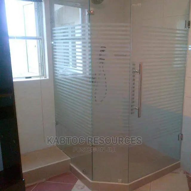 Cubicle Frosted Bath