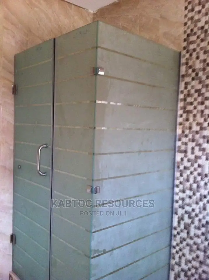 Cubicle Frosted Bath