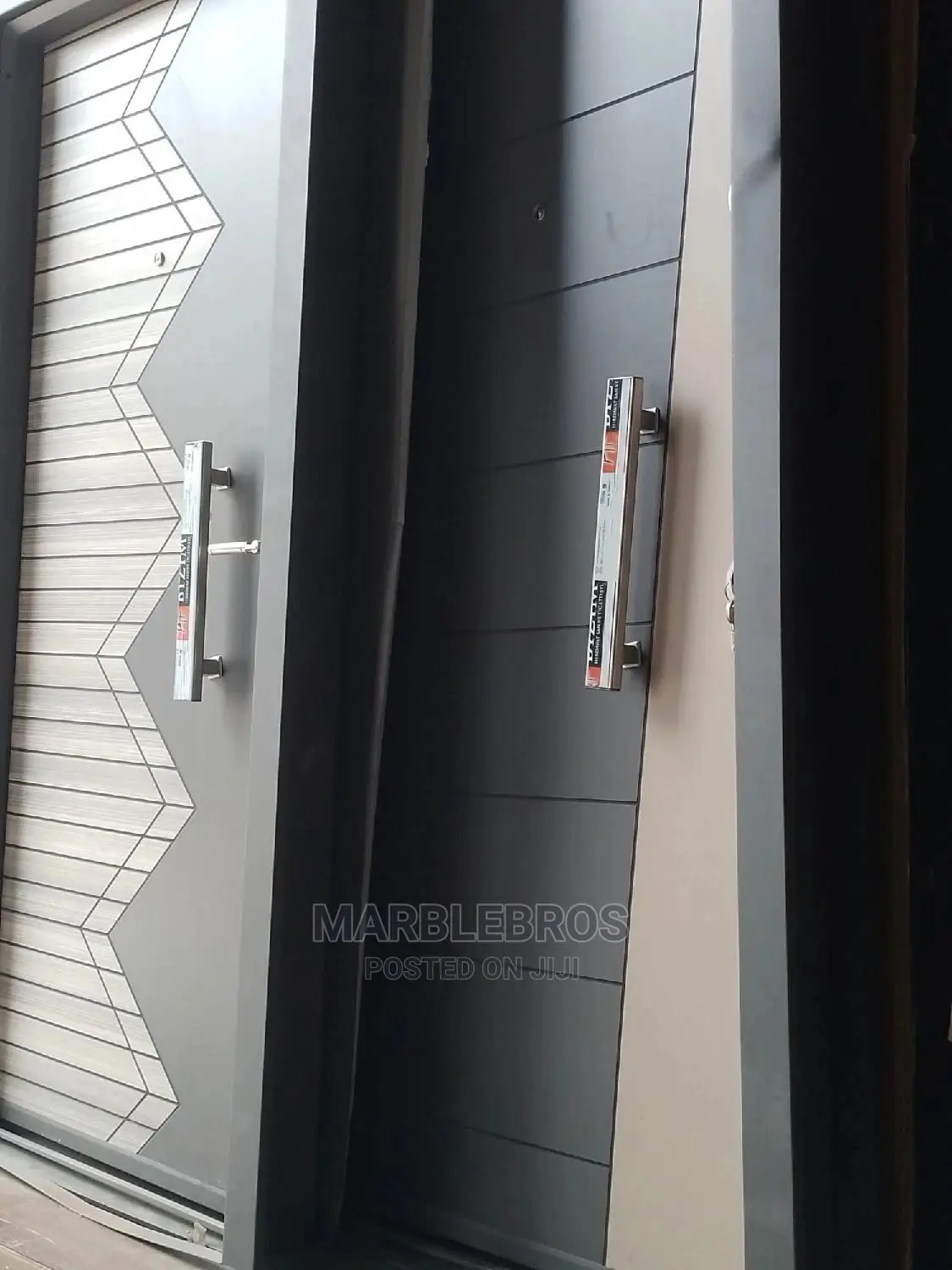 Israelis Door