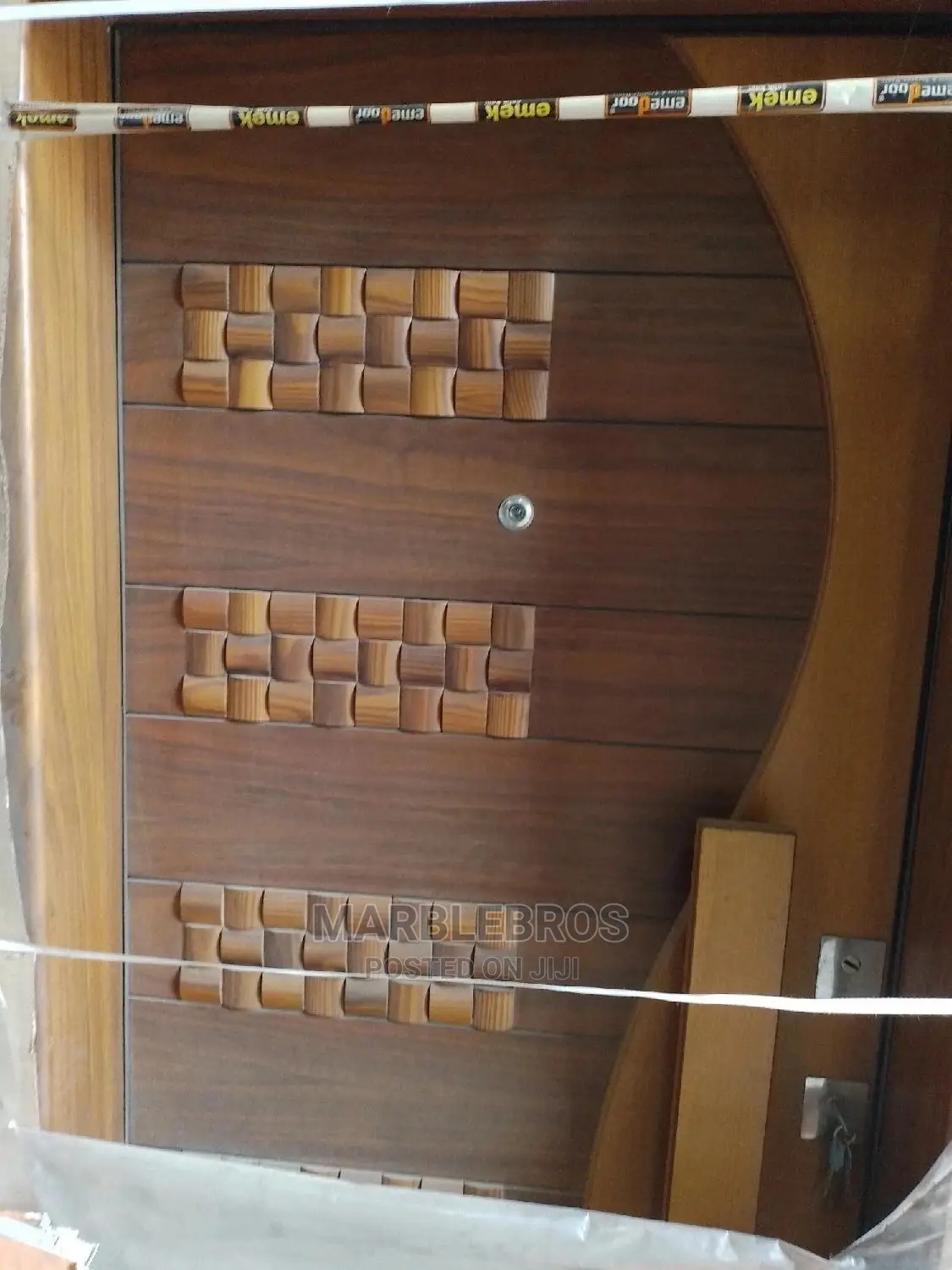 Israelis Door