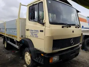 Mercedez Benz 814 Yellow
