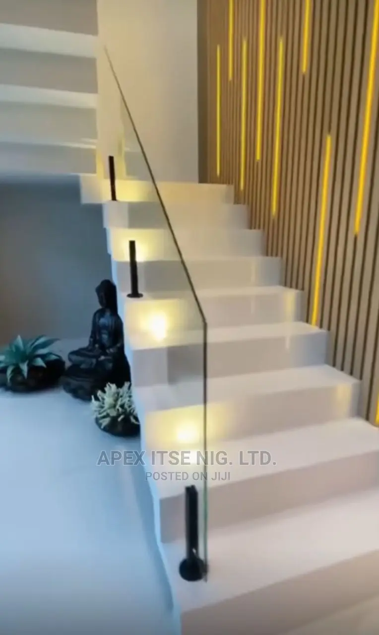 Short Base Holder With Glass Staircase