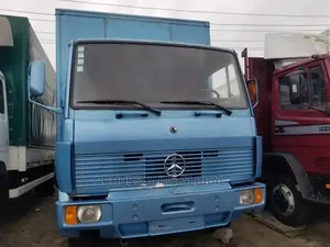 814 Mercedez Benz Truck 6 Tyres