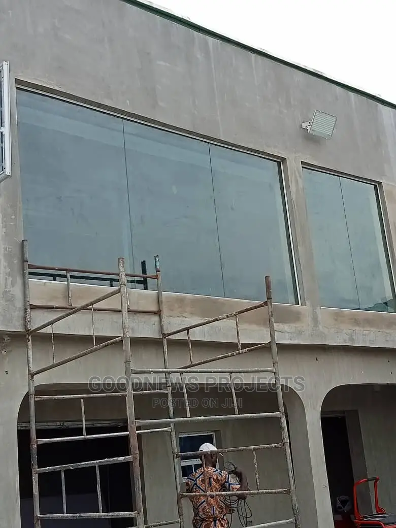 10mm Tempered Frameless Showroom Glass