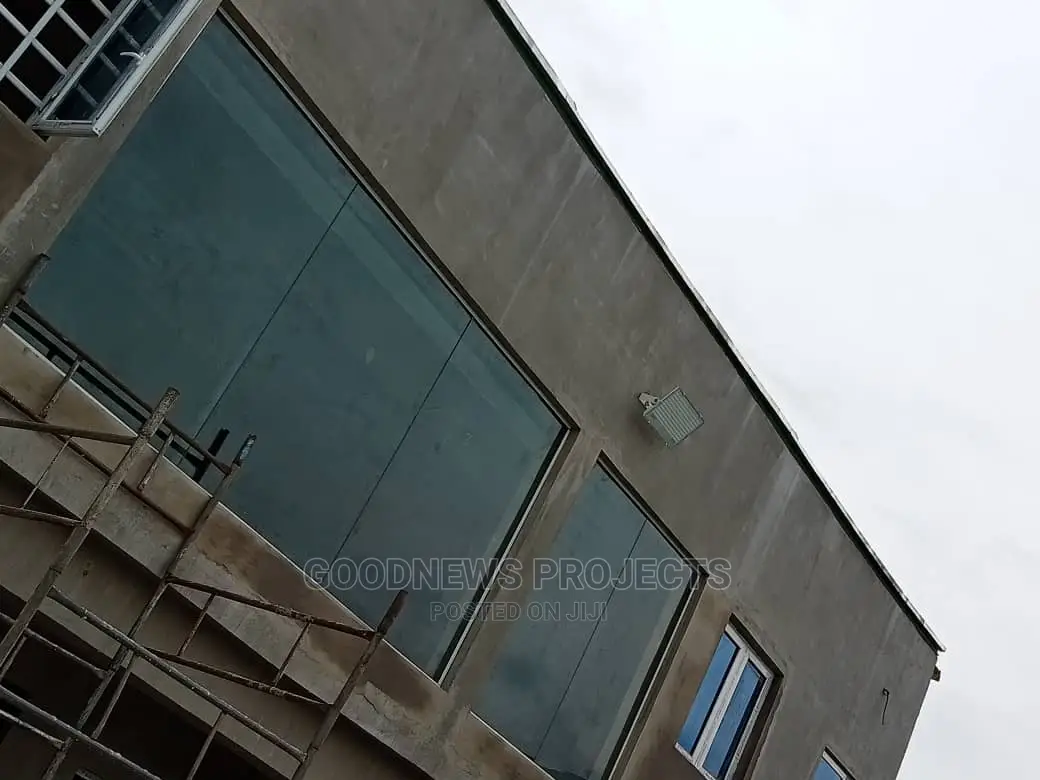 10mm Tempered Frameless Showroom Glass