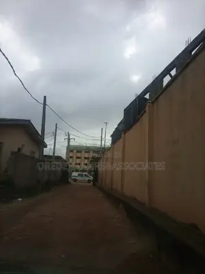 10bdrm Bungalow in Beautiful Close, Abesan for sale