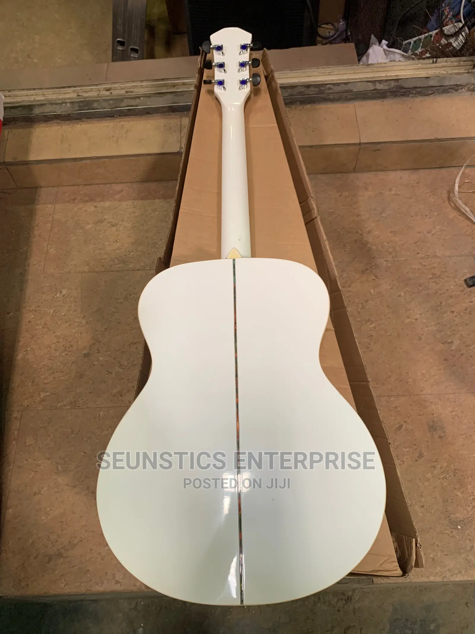 Quality/Professional Medium Size Dame Acoustic Guitar
