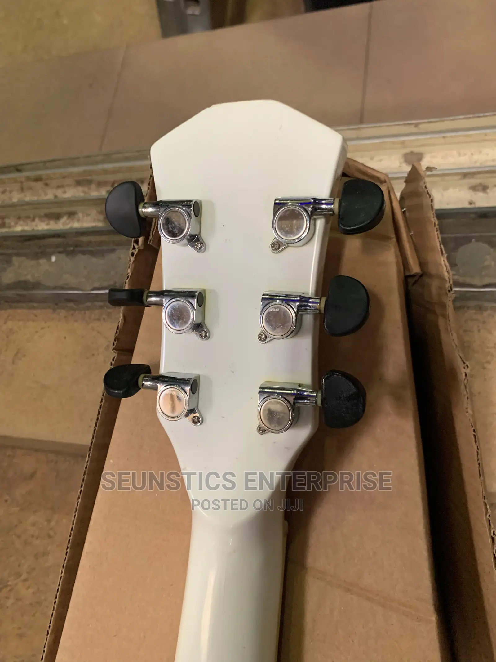 Quality/Professional Medium Size Dame Acoustic Guitar