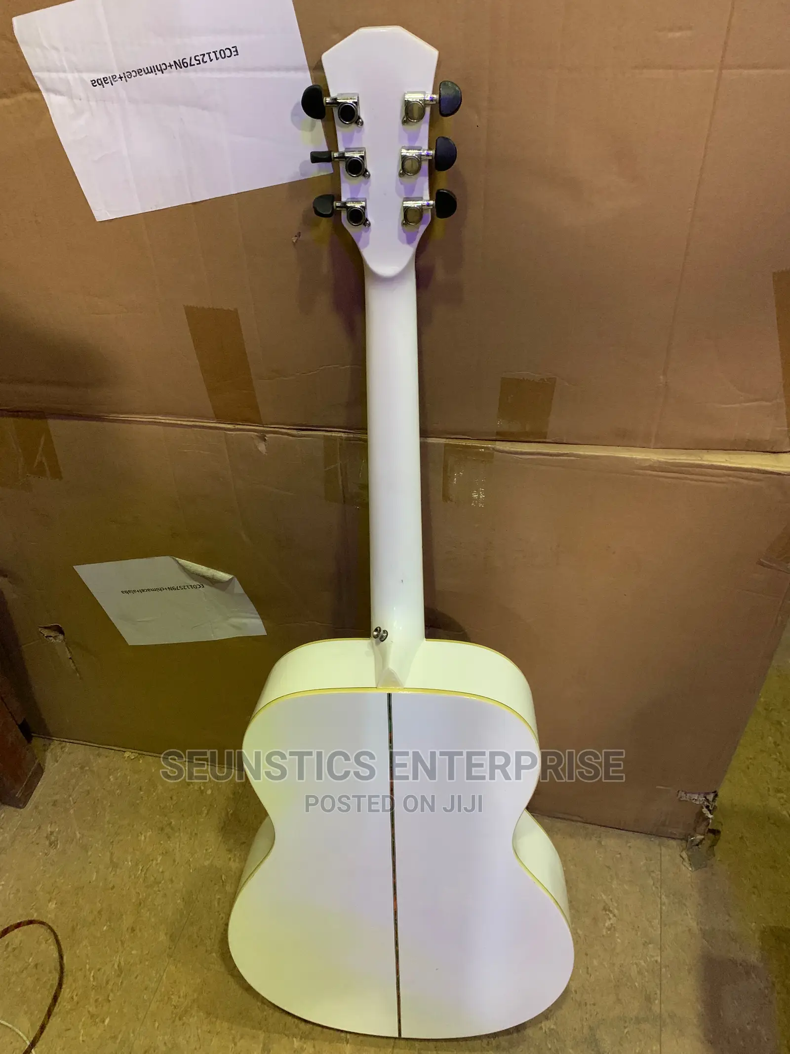 Quality/Professional Medium Size Dame Acoustic Guitar