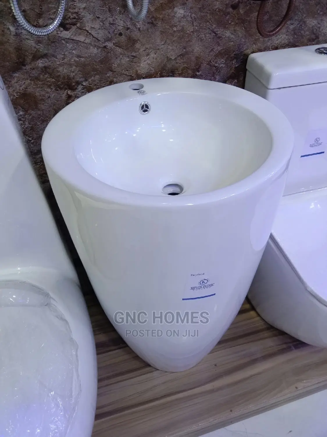 Master WC Egg Shape With Standing Basin