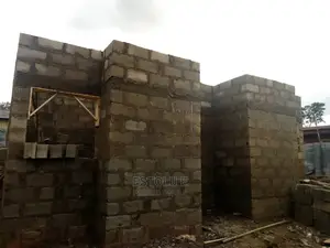 Bricklayer for Building, Renovation, Plastering Etc.