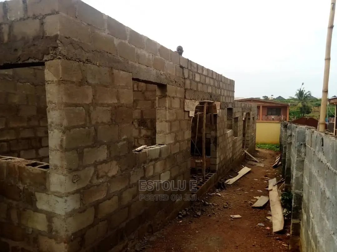 Bricklayer for Building, Renovation, Plastering Etc.