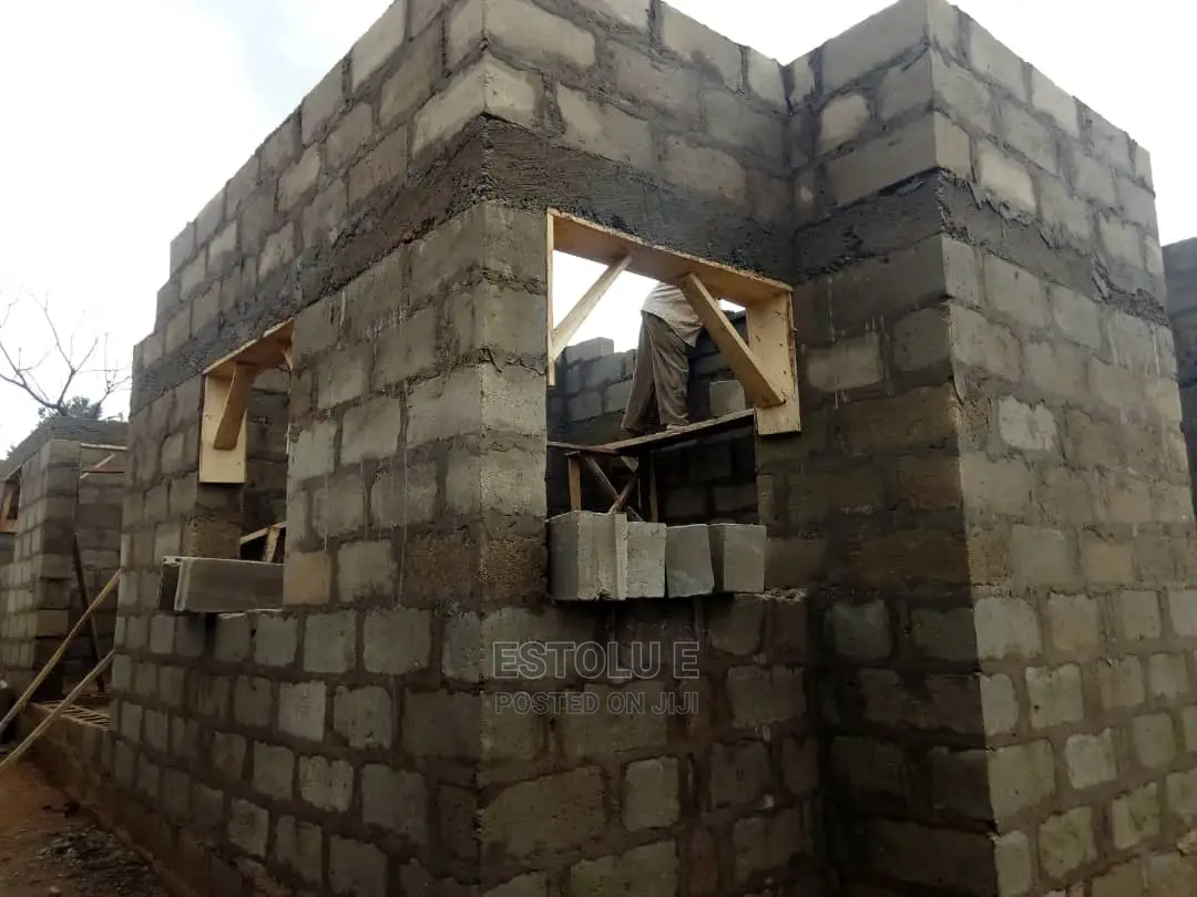 Bricklayer for Building, Renovation, Plastering Etc.
