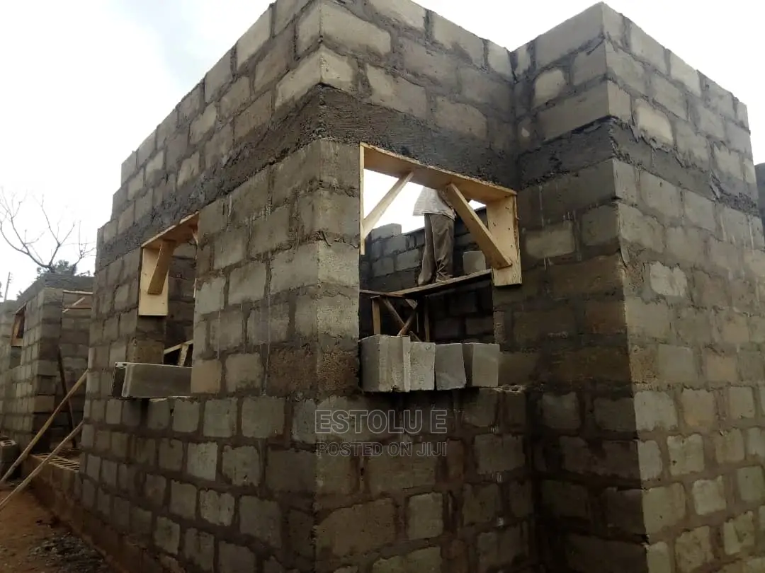 Bricklayer for Building, Renovation, Plastering Etc.