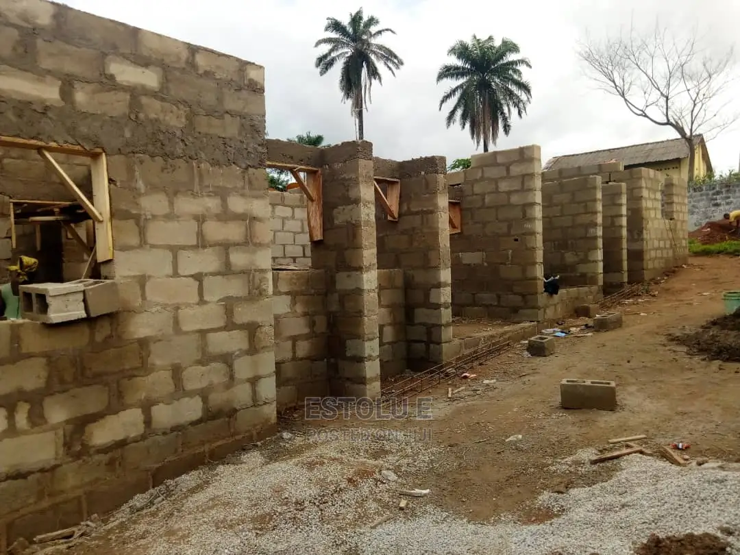 Bricklayer for Building, Renovation, Plastering Etc.