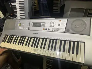 Yamaha Neatly Used PSR E303  Keyboard.
