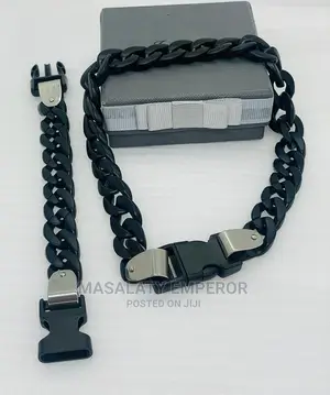 Photo - Unique Chain and Hand