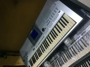Yamaha PSR-S700 - 61-Key Arranger Workstation Keyboard