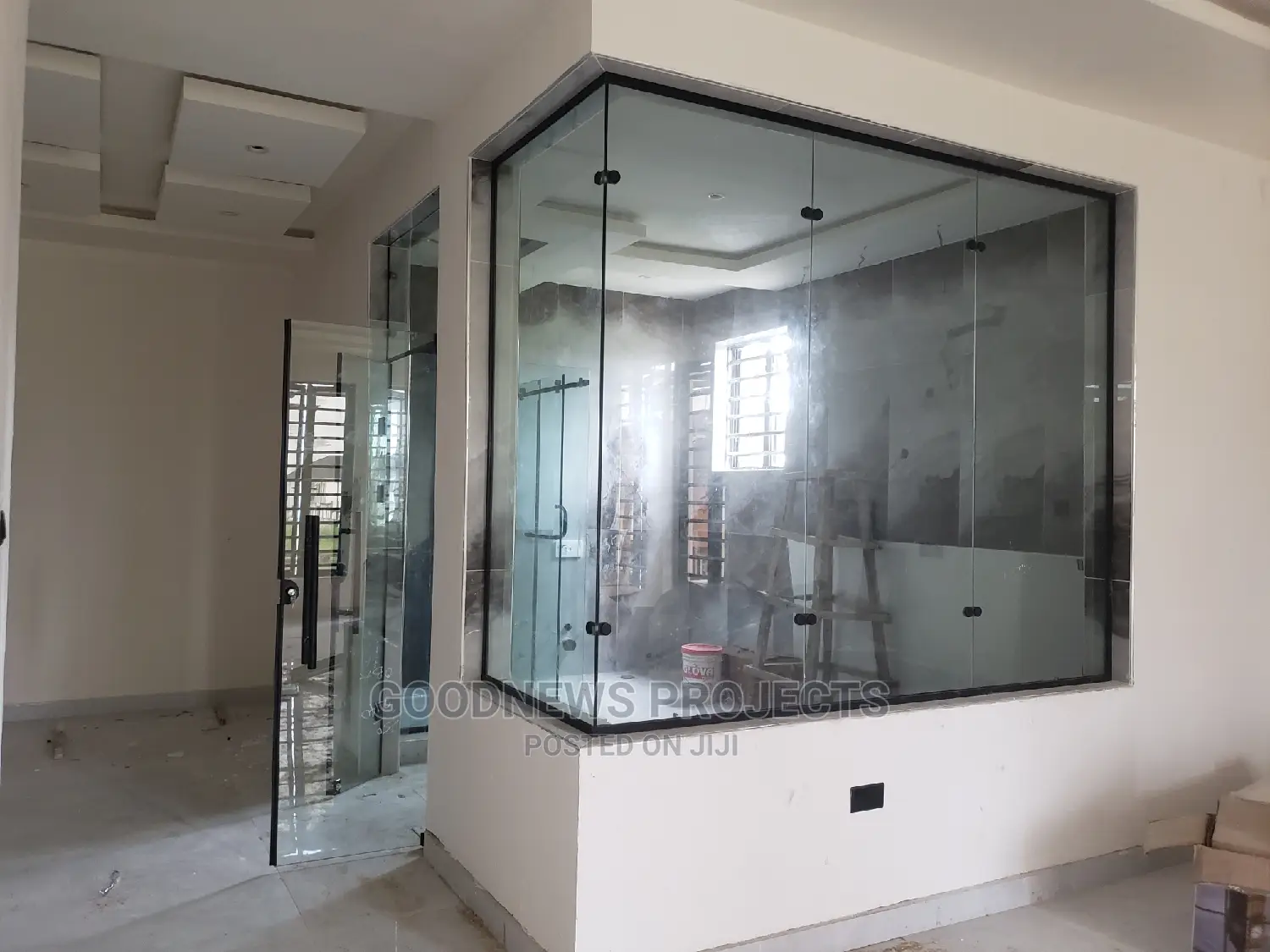 10mm Tempered Fixed Glass With Black Accessories