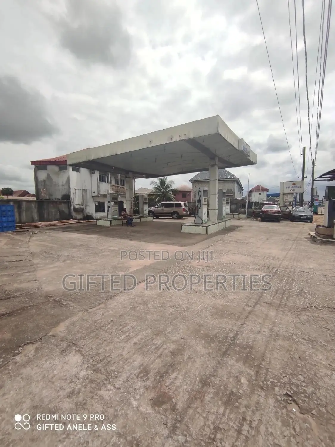 A Filling Station With 6pumpes in Ph