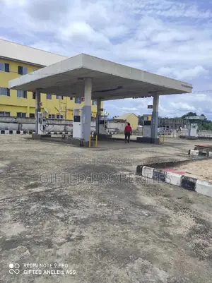 A Filling Station With 6pumpes in Ph