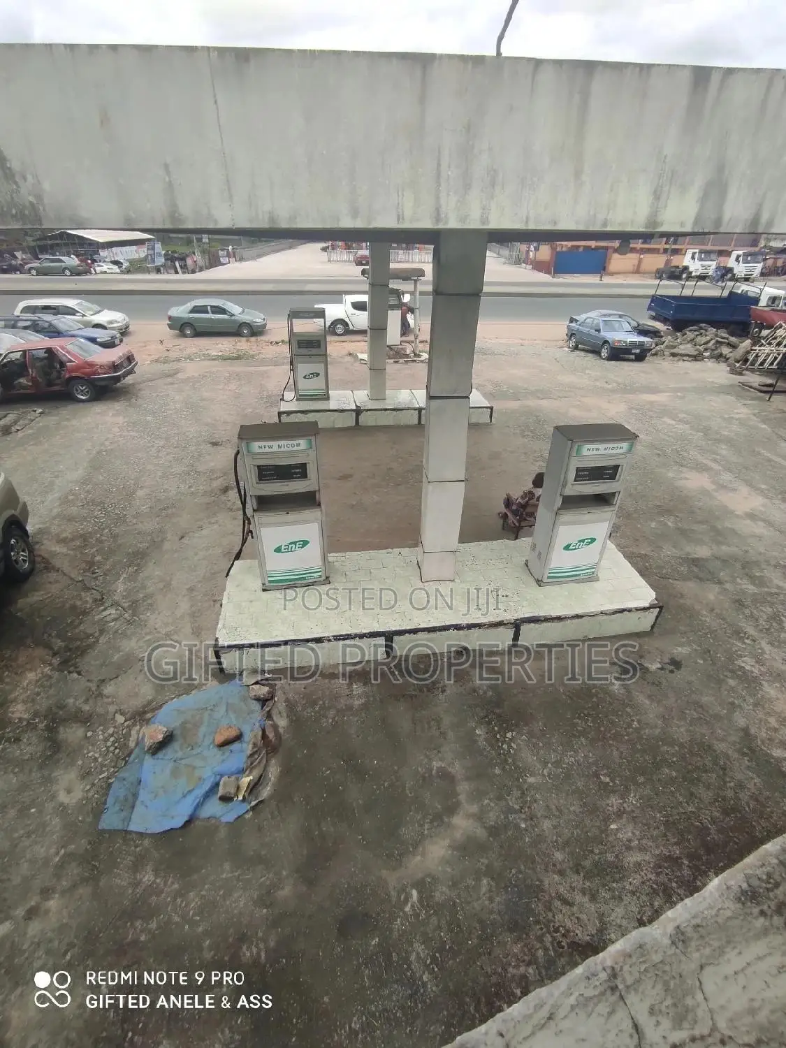 A Filling Station With 6pumpes in Ph