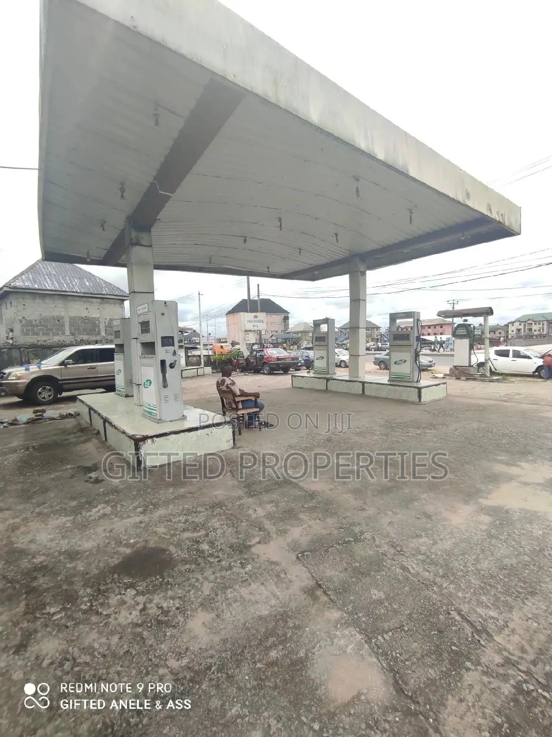 A Filling Station With 6pumpes in Ph