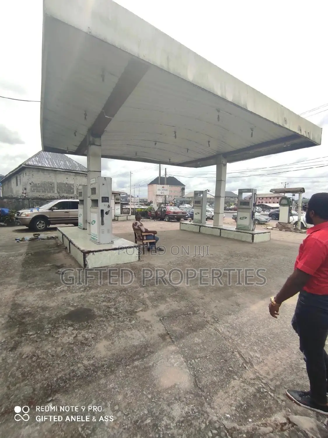 A Filling Station With 6pumpes in Ph