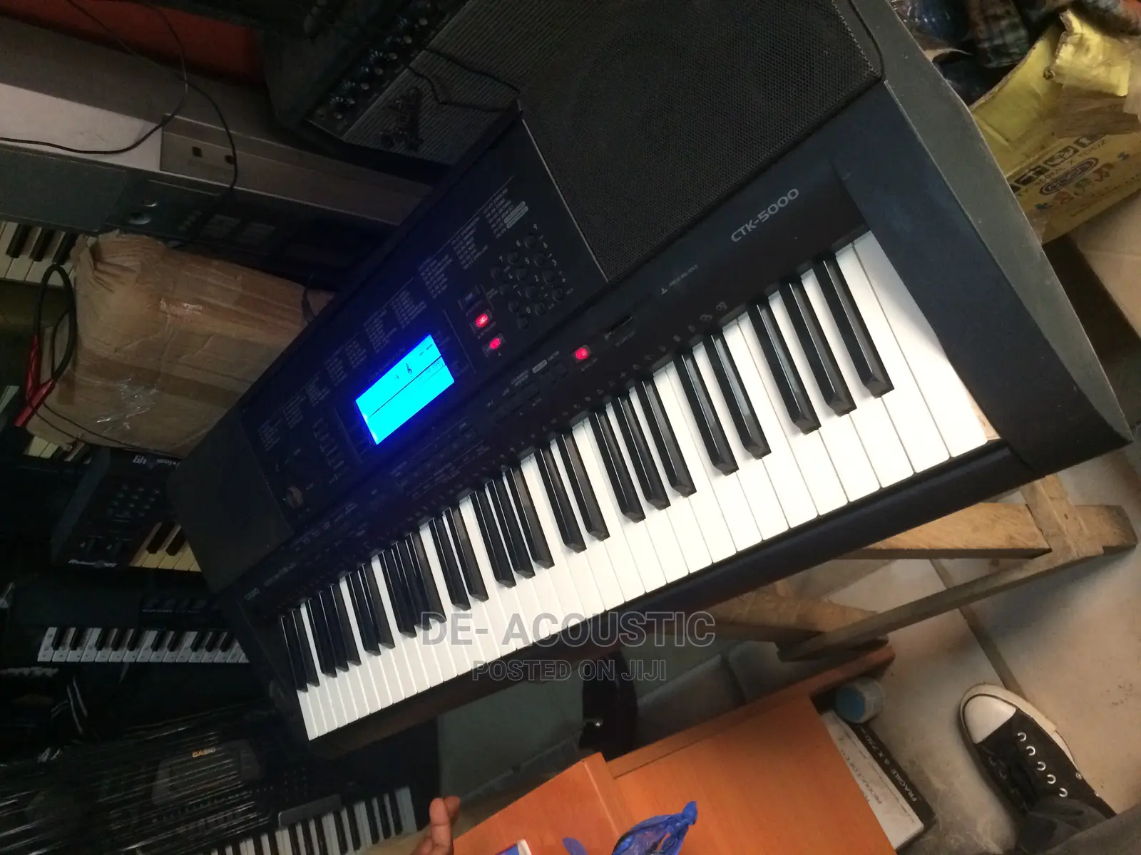 Featuring a 61 Key Piano Style Touch Sensitive Keyboard