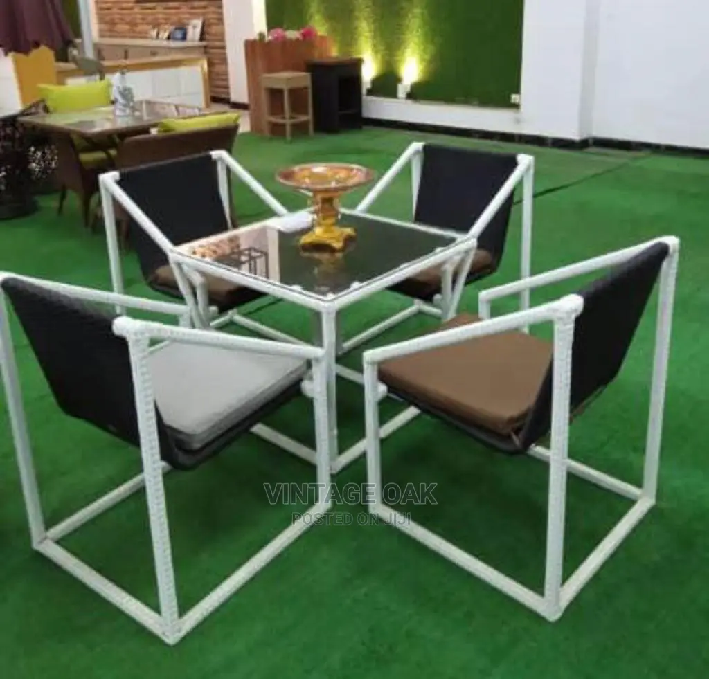 Classic Outdoor Table With 4 Chairs.