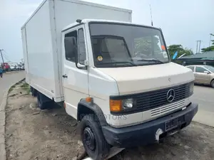 Mercedes Truck 609 Container 15feet