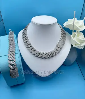 Cuban Chain With Hand